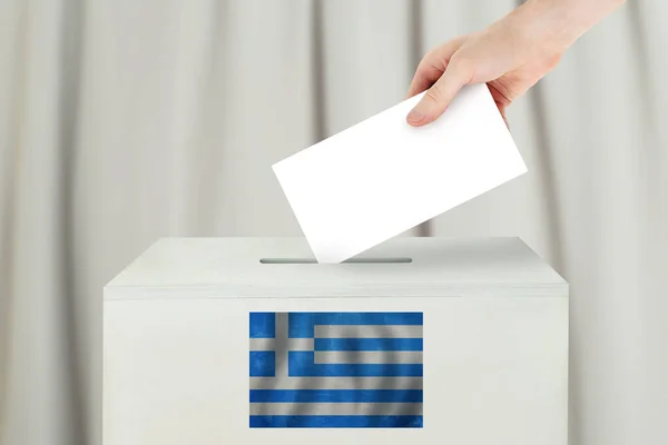 Greek Vote Konzept Wähler Hält Stimmzettel Für Die Wahl Wahllokal — Stockfoto
