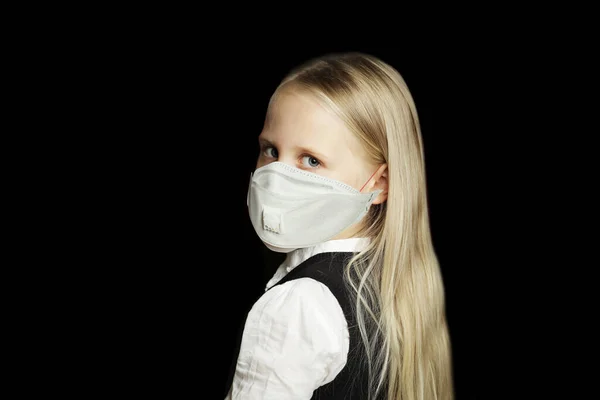 Μικρό Κορίτσι Μαθήτρια Προστατευτική Ιατρική Μάσκα Μαύρο Φόντο — Φωτογραφία Αρχείου