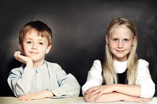 Smart Écoliers Fille Garçon Sur Fond Tableau Noir — Photo