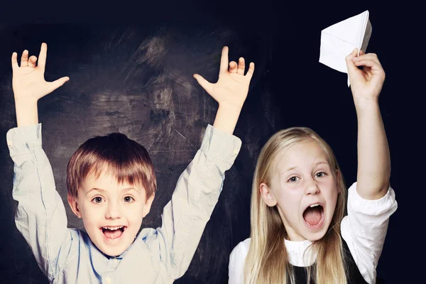 Feliz Sonrisa Los Niños Escuela Niña Niño Divierten Fondo Pizarra — Foto de Stock