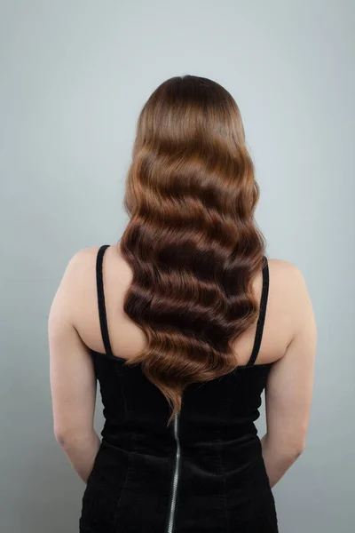 Krásná Modelka Hnědými Kudrnatými Vlasy Samičí Hřbet — Stock fotografie