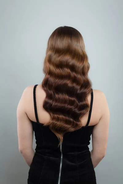 Mulher Modelo Bonita Com Cabelo Encaracolado Marrom Costas Femininas — Fotografia de Stock