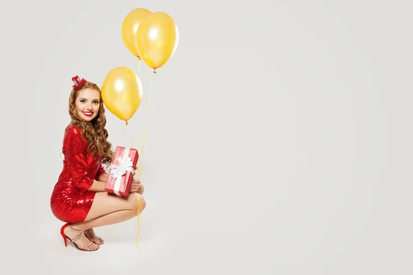Щаслива Модель Жінки Червоній Сукні Тримає Червону Подарункову Коробку Жовті — стокове фото