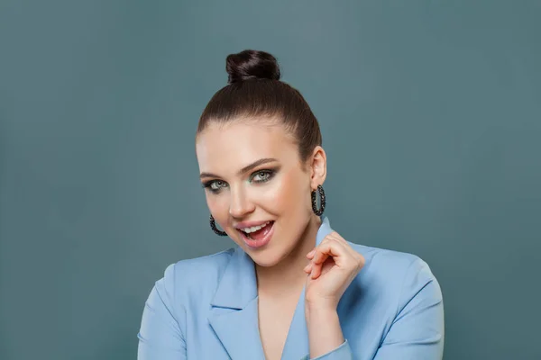 Mujer Encantadora Sonriendo Sobre Fondo Azul Retrato Moda — Foto de Stock