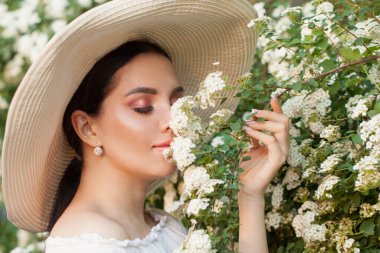 Dışarıdaki çiçekli güzel kız portresi