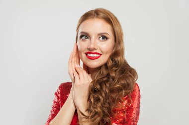 Çekici kızıl saçlı, kızıl saçlı, beyaz arka planda kırmızı dudaklı bir kadın.