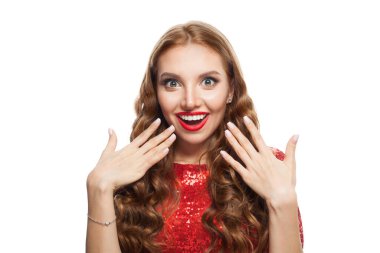 Manikürlü tırnakları olan güzel, şaşkın bir kadın modeli.