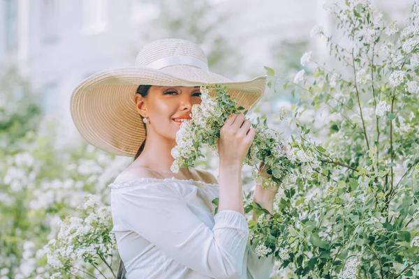 Joven Hermosa Mujer Feliz Con Sombrero Blanco Flores Verano Aire —  Fotos de Stock