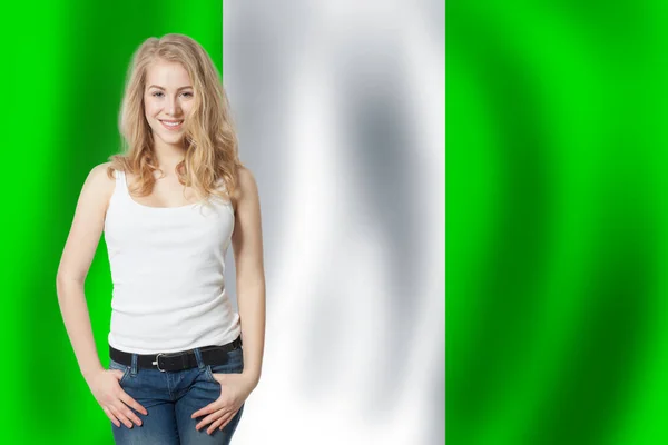Glada Blond Kvinna Med Nigeria Flagga Bakgrund Bor Arbetar Utbildar — Stockfoto