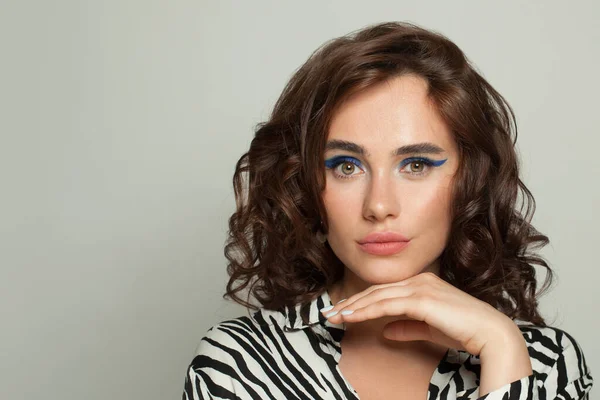 Perfecte Jonge Vrouw Met Heldere Huid Donker Krullend Haarportret — Stockfoto