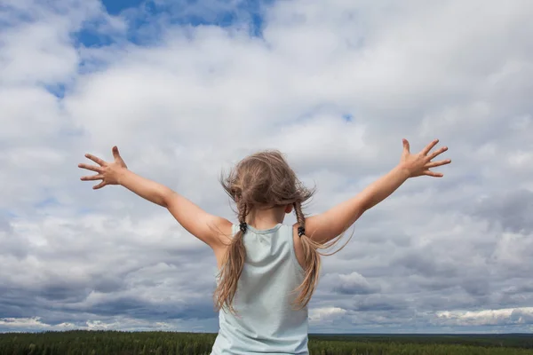 Zorgeloos Kind Meisje Tegen Skyline Hemel Wolken Outdoor — Stockfoto
