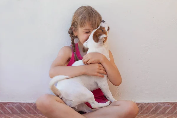 Förtjusande Flicka Och Hund Leker Tillsammans — Stockfoto