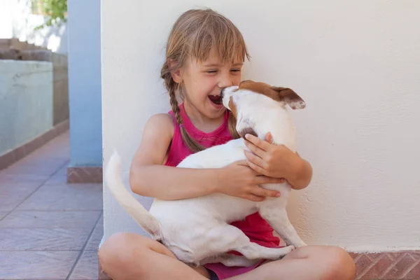Sevimli Küçük Kız Köpek Kucaklaşması Portresi — Stok fotoğraf