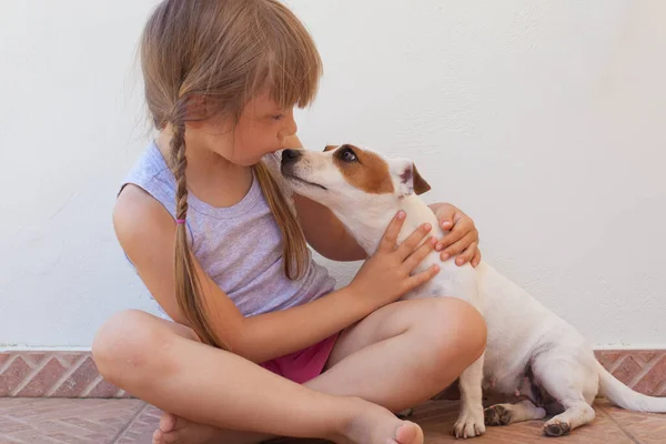 Vacker Liten Flicka Barn Och Hund Leker Tillsammans — Stockfoto