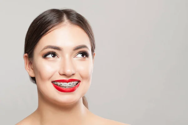 Feliz Mujer Sonriente Con Frenos Los Dientes Cara Cerca —  Fotos de Stock