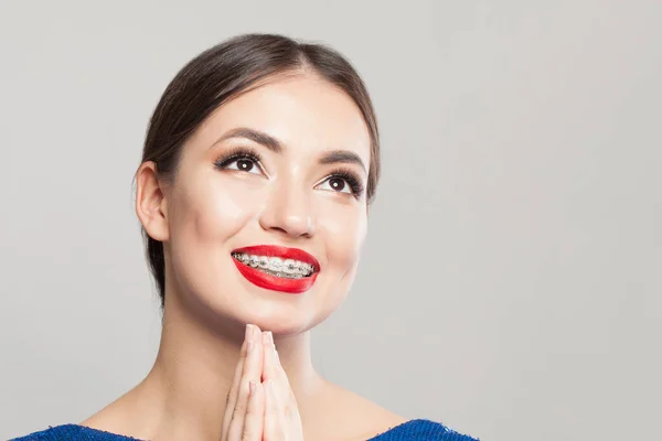 Diş Telleriyle Yukarı Bakan Sevimli Mutlu Bir Kadın — Stok fotoğraf