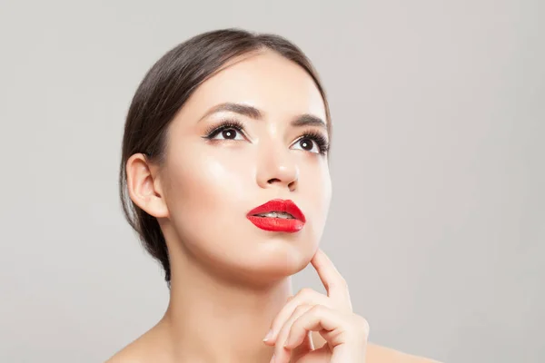 Jovem Modelo Mulher Fundo Branco Bela Cara Perto — Fotografia de Stock