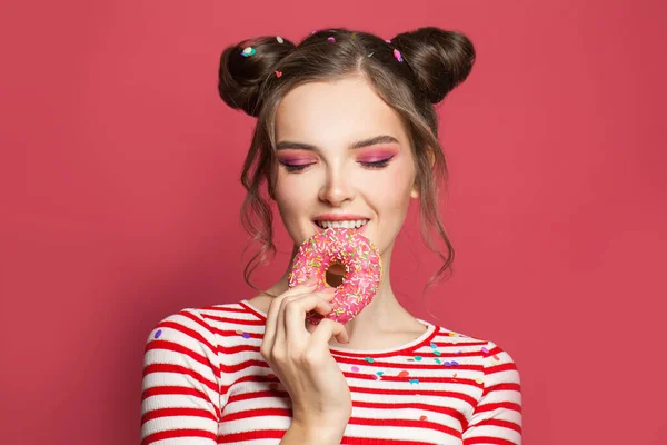 Υπέροχη Νεαρή Γυναίκα Τρώει Ντόνατ — Φωτογραφία Αρχείου