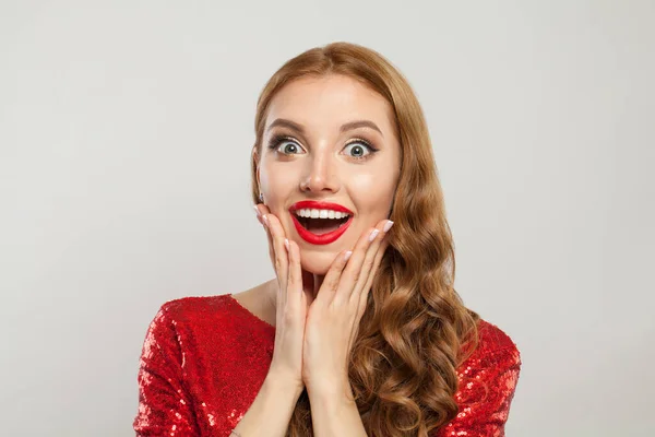 幸せな拡張赤毛女性とともに生姜の髪と赤い唇のメイク上の白い背景 — ストック写真