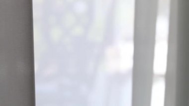 Rüzgâr beyaz perdeyi savuruyor balkonun yanında