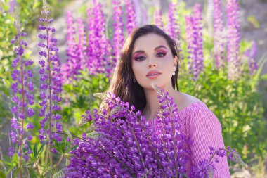 Yaz güzeli. Renkli çiçekli portresi olan tatlı esmer kadın.