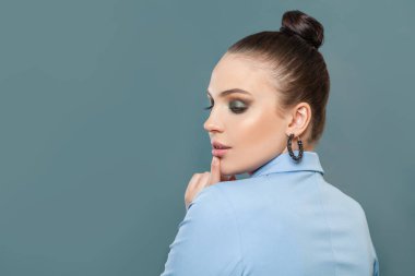 Mavi arka planda güzel bir kadın.