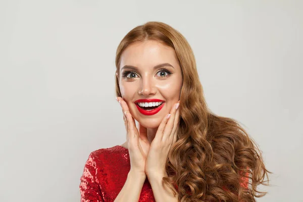 Krásná Šťastná Vzrušená Překvapená Žena Model Červenými Rty Make Bílém — Stock fotografie