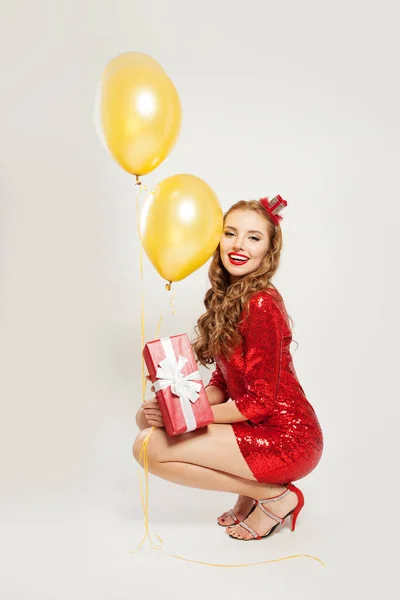 Gelukkig Jong Vrouw Met Rood Cadeau Gele Ballonnen Witte Achtergrond — Stockfoto