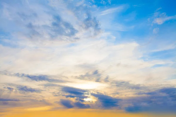 Cielo Atardecer Nubes Fondo Hermoso Paisaje Con Nubes Sol Naranja — Foto de Stock