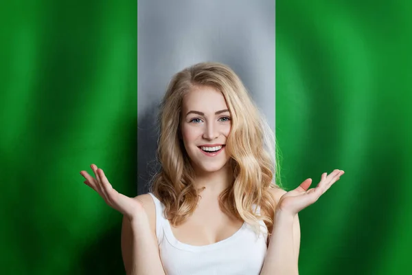 Negerianskt Koncept Med Glad Överraskad Söt Flicka Med Nigeria Flagga — Stockfoto