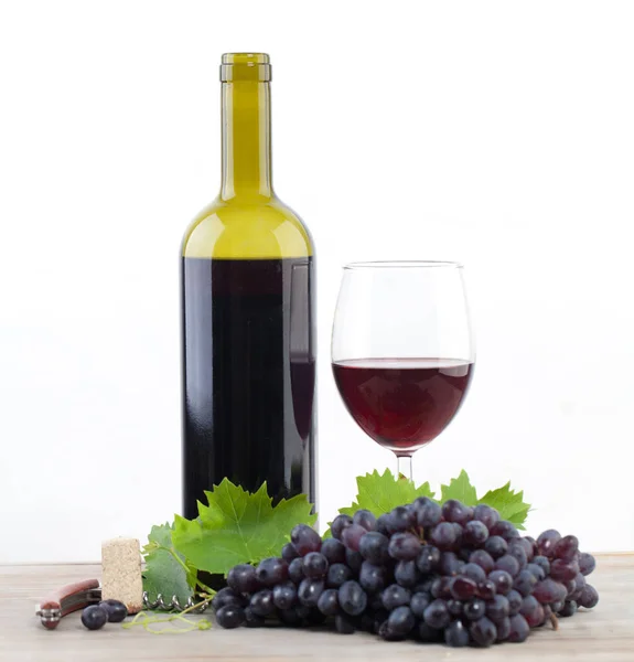 Kırmızı Şarap Şişesi Beyaz Arka Planda Üzüm — Stok fotoğraf