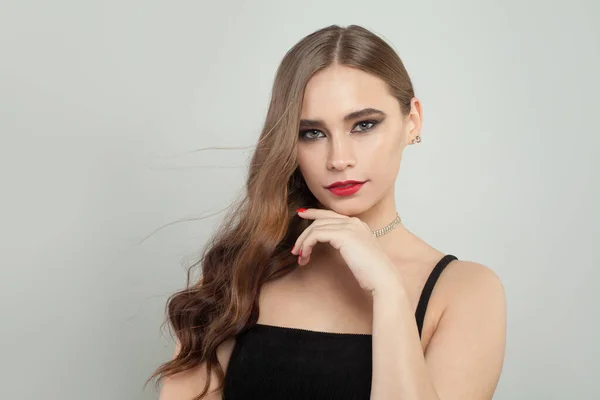 Belle Jeune Femme Modèle Avec Des Cheveux Sains Maquillage Sur — Photo