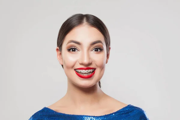 Feliz Mulher Animada Com Aparelho Nos Dentes Sorrindo Fundo Branco — Fotografia de Stock