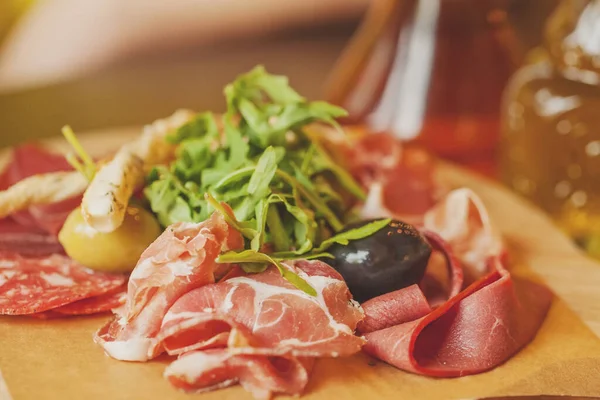 Tagliere Con Prosciutto Salame Erbe Aromatiche Antipasti Alle Olive Piatti — Foto Stock