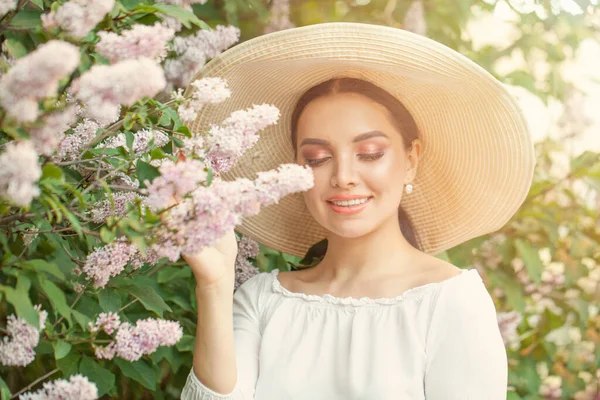 Mujer Joven Relajándose Con Flores Aire Libre —  Fotos de Stock