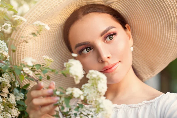 Mujer Hermosa Primavera Con Flores Retrato Aire Libre —  Fotos de Stock