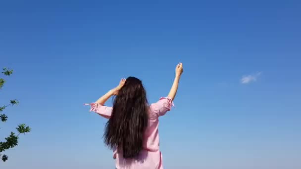 Wanita Muda Berambut Panjang Perempuan Dan Sky — Stok Video