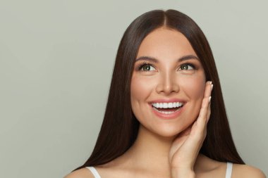 Güzel bir yüz. Temiz ciltli, uzun ve sağlıklı düz saçlı sağlıklı bir spa mankeni. Cilt bakımı ve yüz tedavisi kavramı