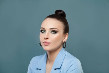 Mavi arka planda tatlı bir esmer kadın.