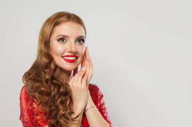 Beyaz arka planda kırmızı dudak makyajı ile gülümseyen kadın modeli