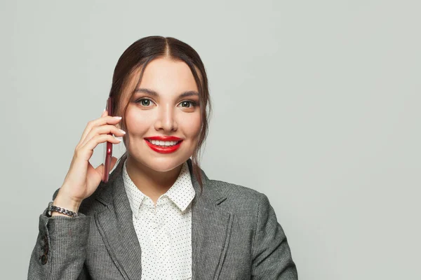 Friendly Businesswoman Telefon Bílém Pozadí — Stock fotografie