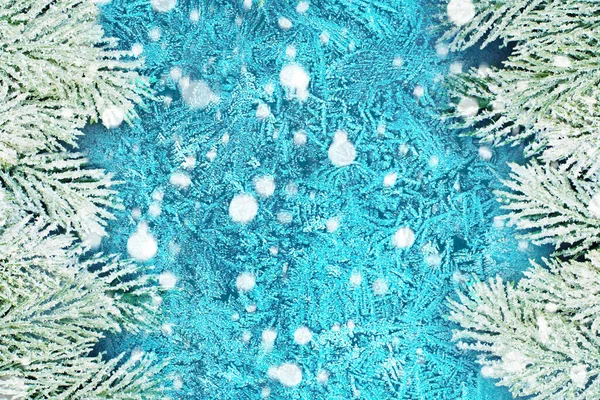 Niebieskie Tło Świąteczne Szkło Okienne Gałęziami Mrozu Śniegu Jodły Świątecznej — Zdjęcie stockowe
