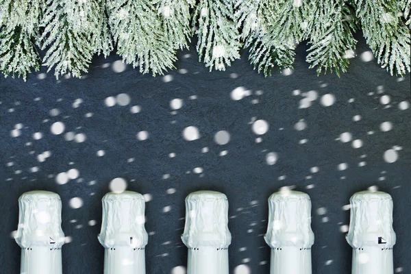 Kerst Achtergrond Met Mousserende Wijn Fles Sneeuw Kerstboom Tak Zwart — Stockfoto