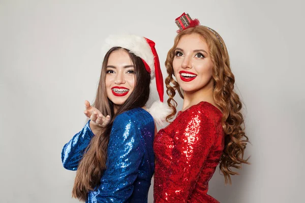 Feliz Emocionado Jóvenes Mujeres Santa Claus Sombrero Sonriendo Riendo Sobre — Foto de Stock