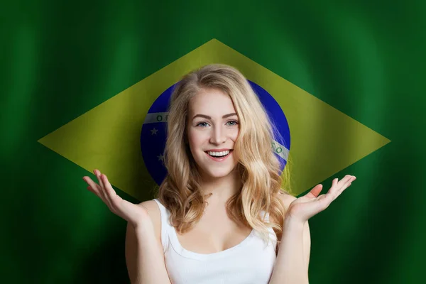 ブラジルの国旗を背景にした幸せな女性 — ストック写真