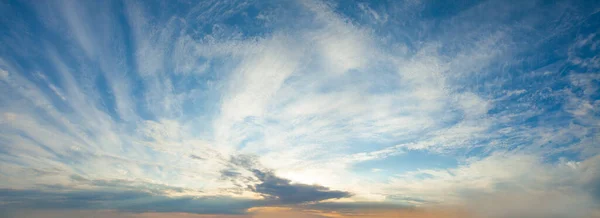 雲のパノラマ 美しいスカイラインの背景を持つ空 — ストック写真