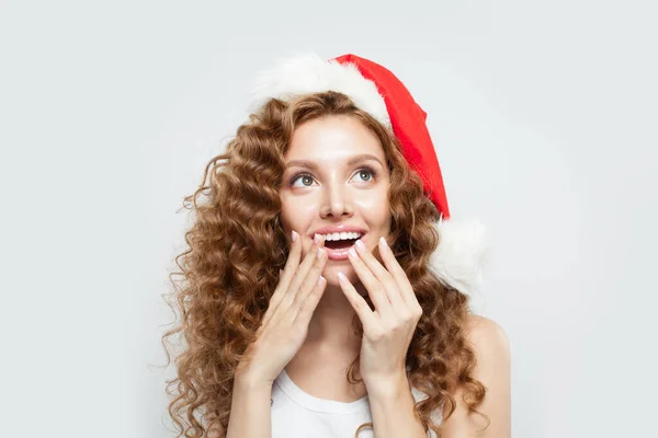 Mikołajowa Kobieta Śmiejąca Się Białym Tle Boże Narodzenie Nowy Rok — Zdjęcie stockowe