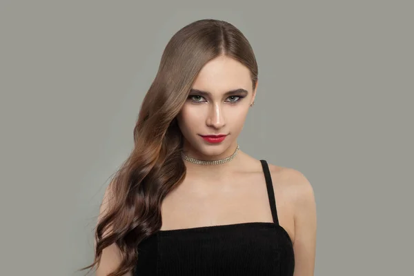 Schöne Junge Weibliche Modell Frau Mit Braunen Lockigen Haaren Auf — Stockfoto