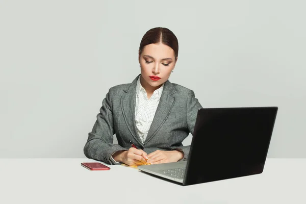 Trabajar Mujer Negocios Utilizando Ordenador Portátil Oficina — Foto de Stock