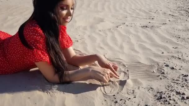 Smilende Sød Pige Liggende Stranden Tegning Hjerteform Sand – Stock-video